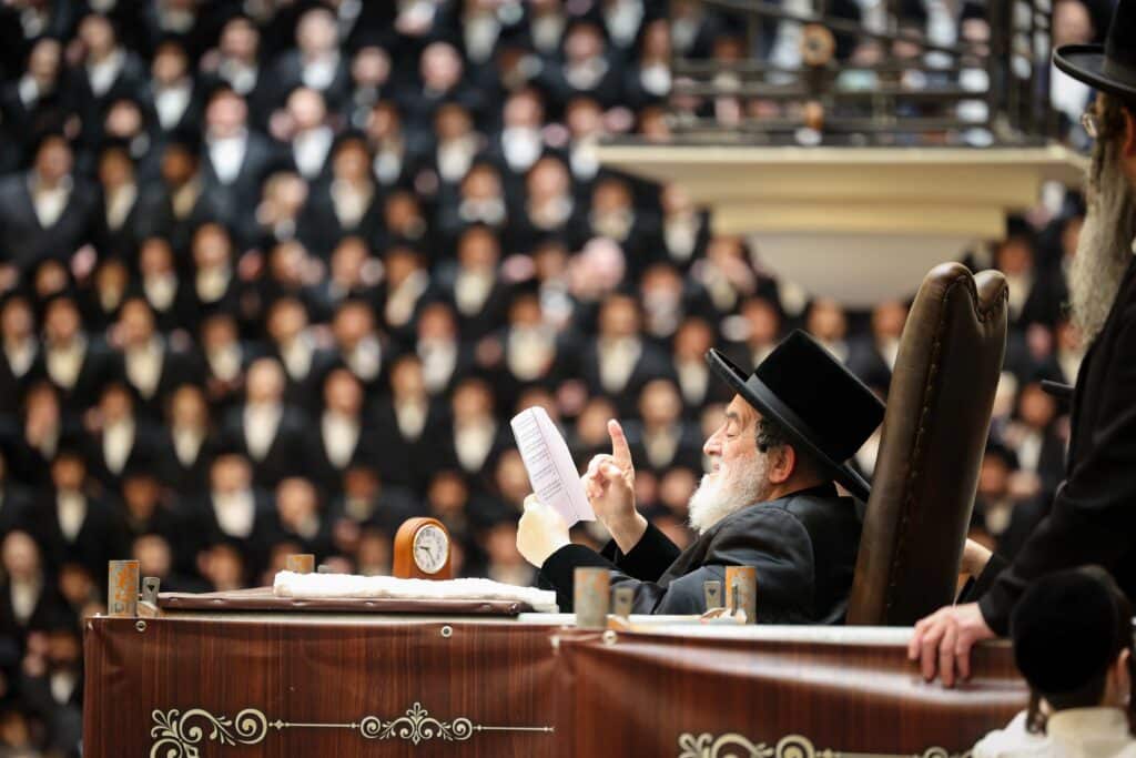 התרגשות בויז'ניץ: הרבי הדליק את הקריה - החסידים בירכו 'שהחיינו'