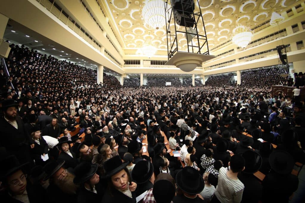 התרגשות בויז'ניץ: הרבי הדליק את הקריה - החסידים בירכו 'שהחיינו'