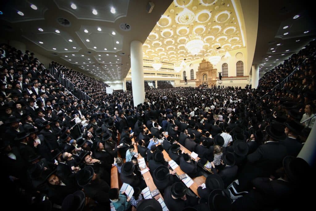 התרגשות בויז'ניץ: הרבי הדליק את הקריה - החסידים בירכו 'שהחיינו'