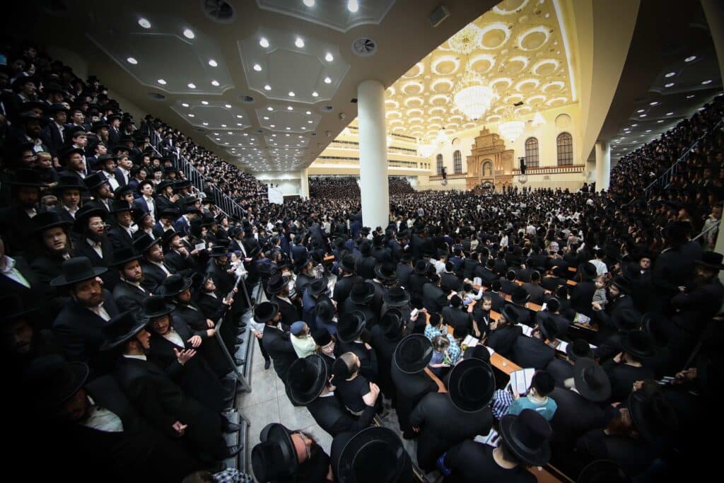 התרגשות בויז'ניץ: הרבי הדליק את הקריה - החסידים בירכו 'שהחיינו'