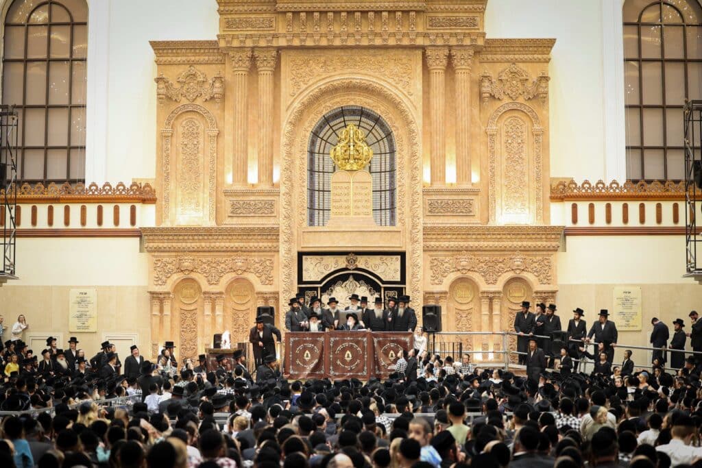 התרגשות בויז'ניץ: הרבי הדליק את הקריה - החסידים בירכו 'שהחיינו'