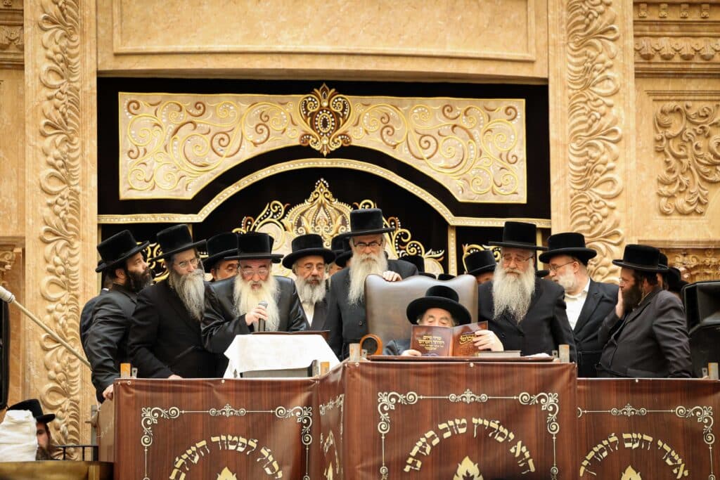 התרגשות בויז'ניץ: הרבי הדליק את הקריה - החסידים בירכו 'שהחיינו'