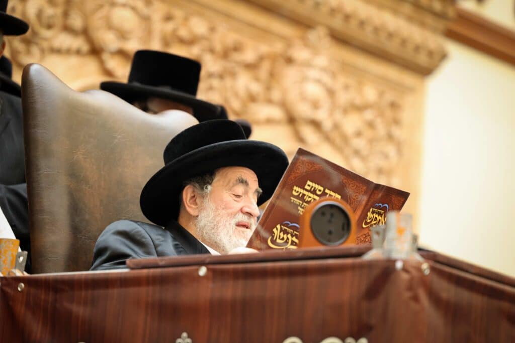 התרגשות בויז'ניץ: הרבי הדליק את הקריה - החסידים בירכו 'שהחיינו'