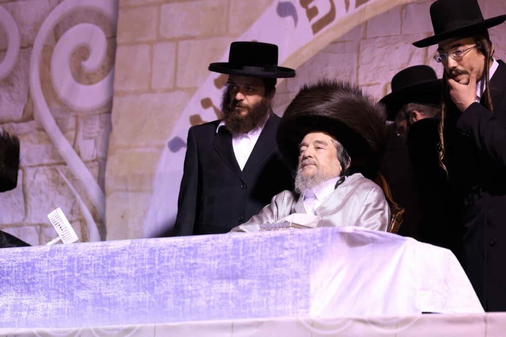 תיעוד: כשזקן רבני ברסלב העלה את האש לכבוד רשב"י