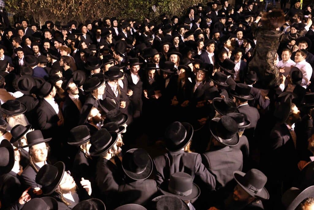 תיעוד: כשזקן רבני ברסלב העלה את האש לכבוד רשב"י