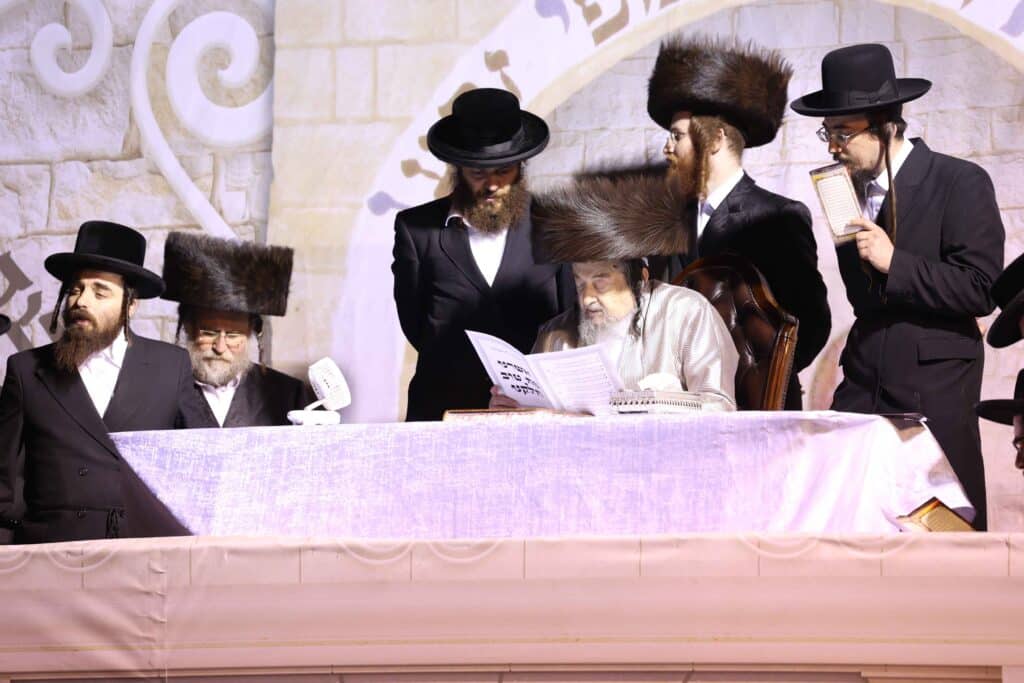 תיעוד: כשזקן רבני ברסלב העלה את האש לכבוד רשב"י