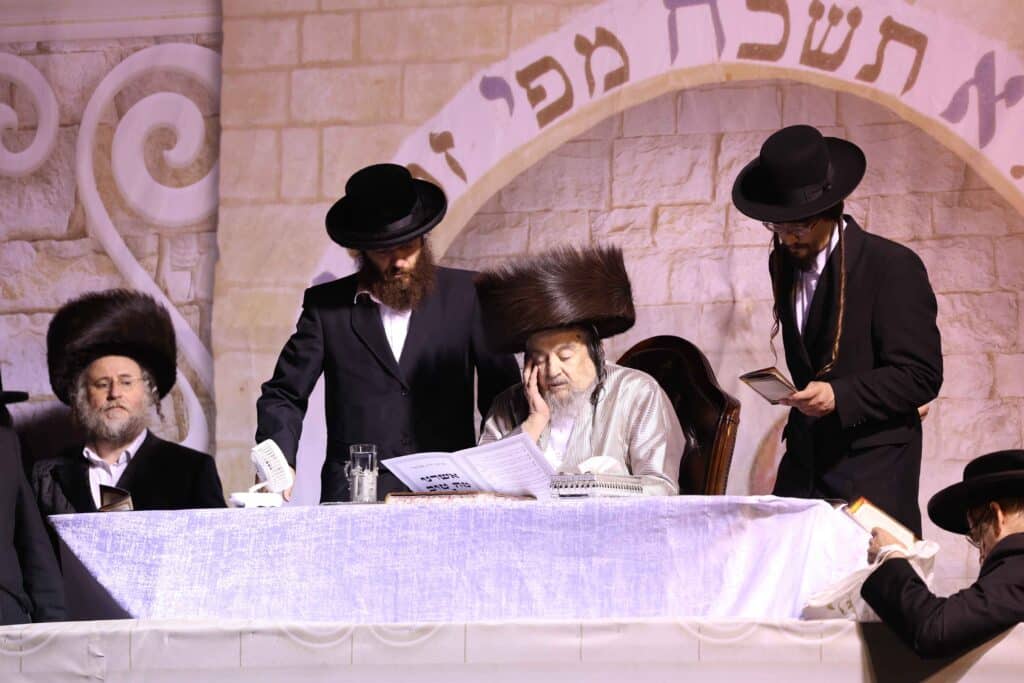 תיעוד: כשזקן רבני ברסלב העלה את האש לכבוד רשב"י