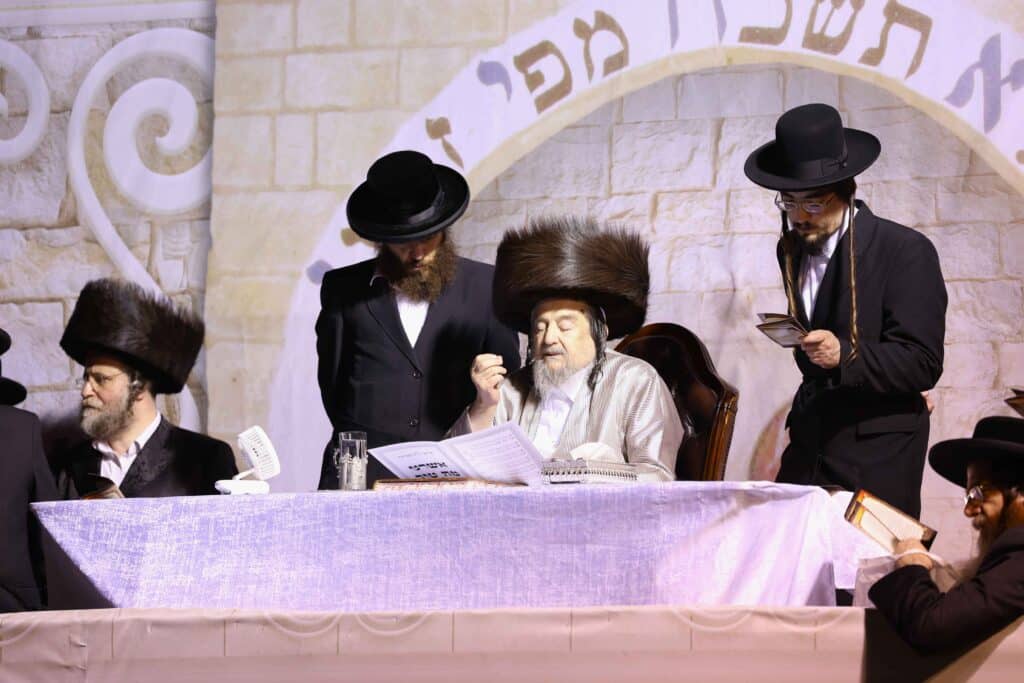 תיעוד: כשזקן רבני ברסלב העלה את האש לכבוד רשב"י