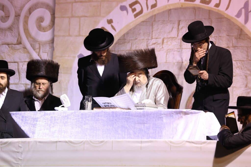 תיעוד: כשזקן רבני ברסלב העלה את האש לכבוד רשב"י