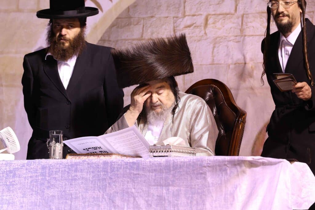 תיעוד: כשזקן רבני ברסלב העלה את האש לכבוד רשב"י