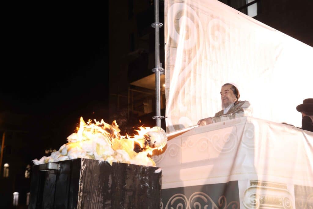 תיעוד: כשזקן רבני ברסלב העלה את האש לכבוד רשב"י