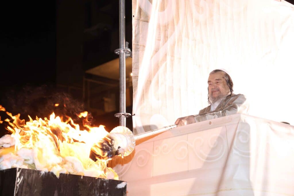 תיעוד: כשזקן רבני ברסלב העלה את האש לכבוד רשב"י