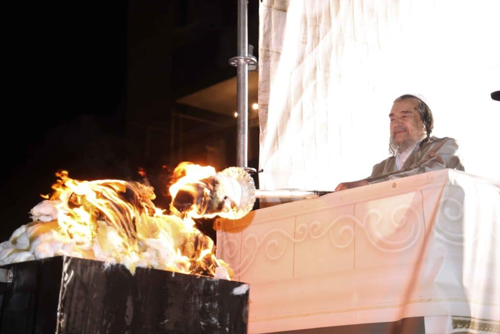 תיעוד: כשזקן רבני ברסלב העלה את האש לכבוד רשב"י