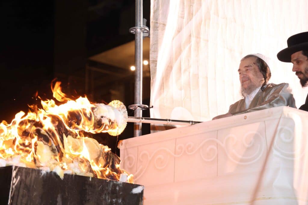 תיעוד: כשזקן רבני ברסלב העלה את האש לכבוד רשב"י