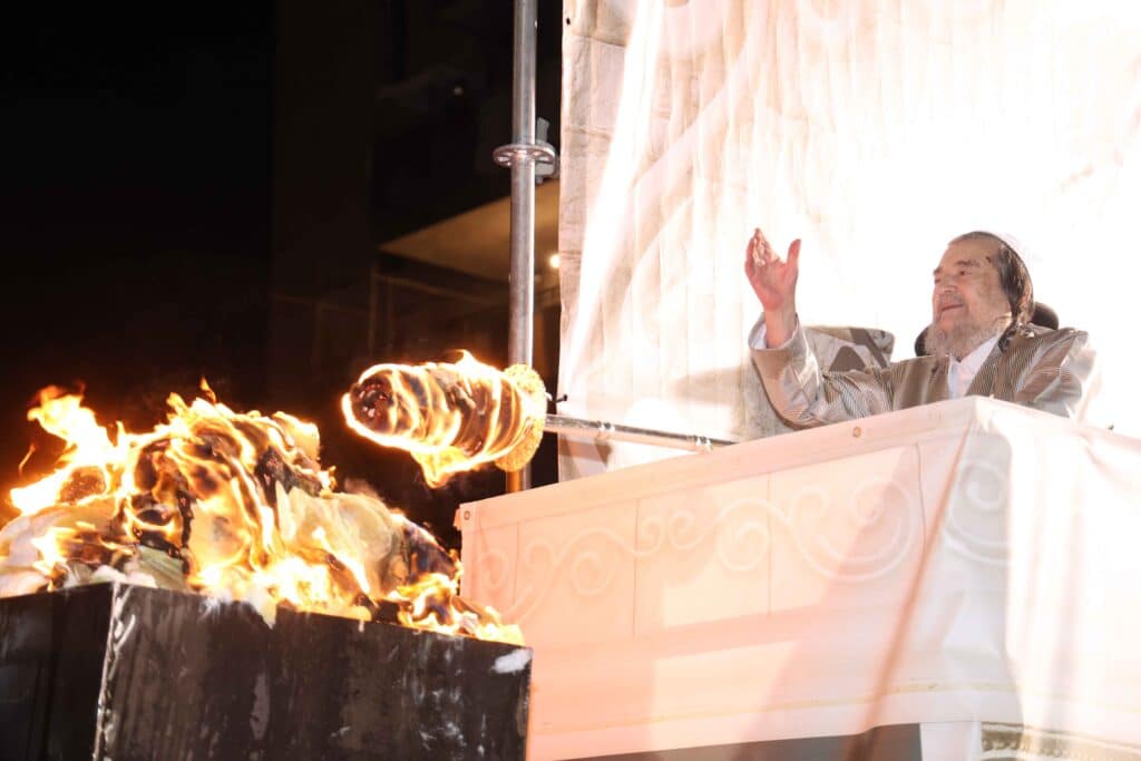 תיעוד: כשזקן רבני ברסלב העלה את האש לכבוד רשב"י