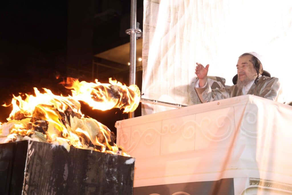 תיעוד: כשזקן רבני ברסלב העלה את האש לכבוד רשב"י