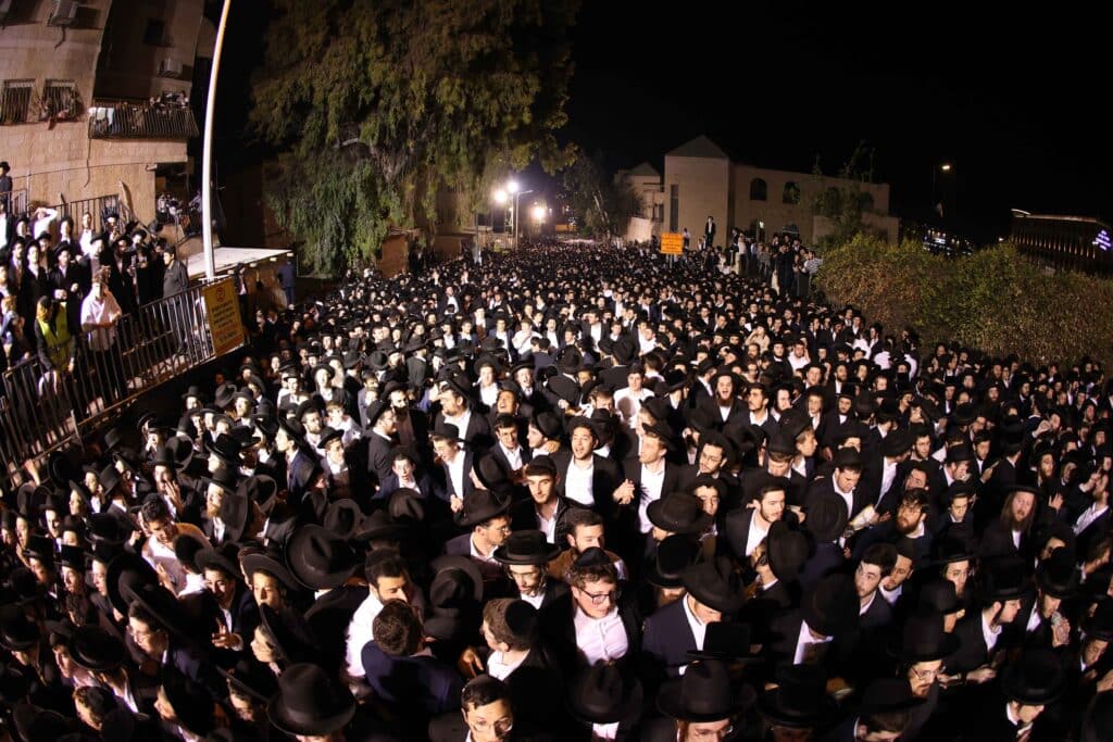 תיעוד: כשזקן רבני ברסלב העלה את האש לכבוד רשב"י