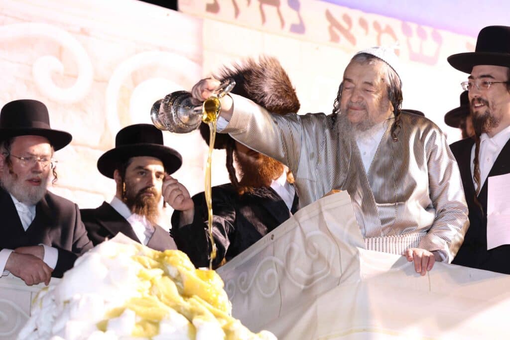 תיעוד: כשזקן רבני ברסלב העלה את האש לכבוד רשב"י