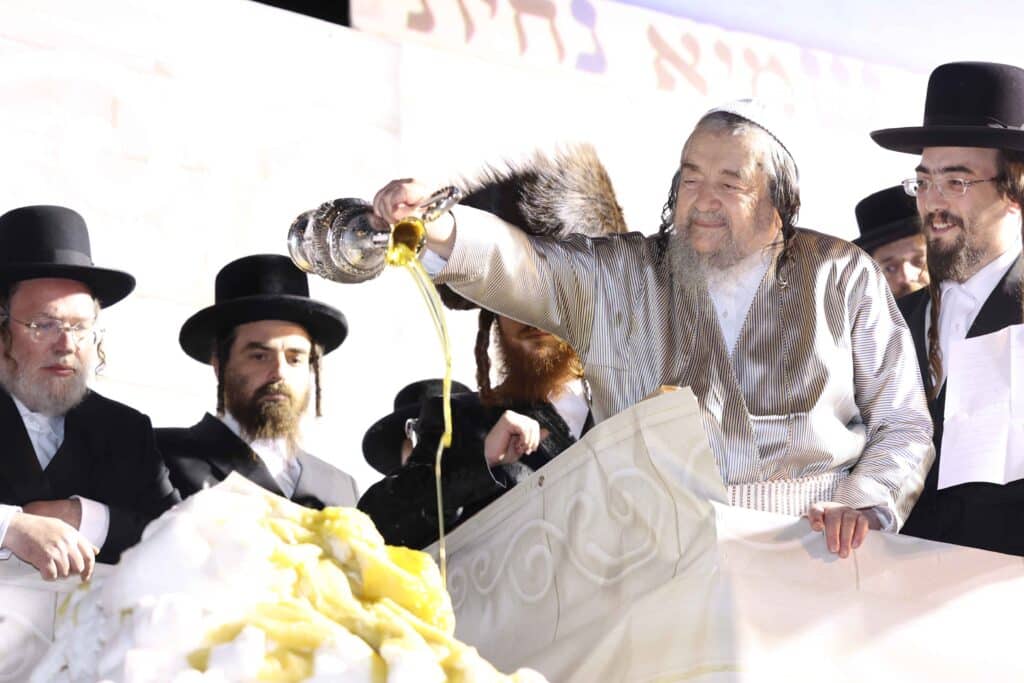 תיעוד: כשזקן רבני ברסלב העלה את האש לכבוד רשב"י