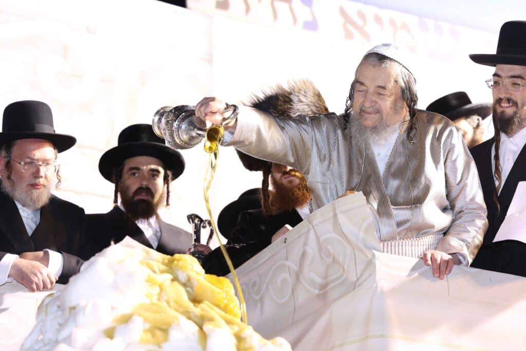 תיעוד: כשזקן רבני ברסלב העלה את האש לכבוד רשב"י