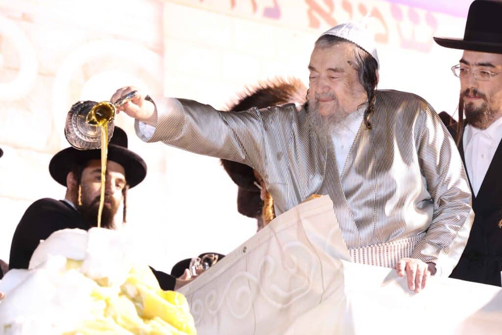 תיעוד: כשזקן רבני ברסלב העלה את האש לכבוד רשב"י