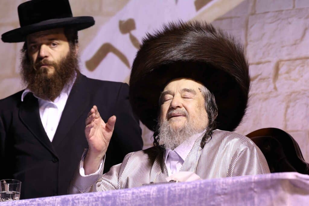 תיעוד: כשזקן רבני ברסלב העלה את האש לכבוד רשב"י