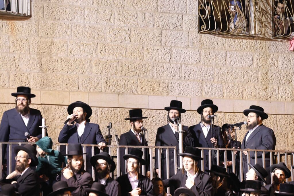 תיעוד: כשזקן רבני ברסלב העלה את האש לכבוד רשב"י