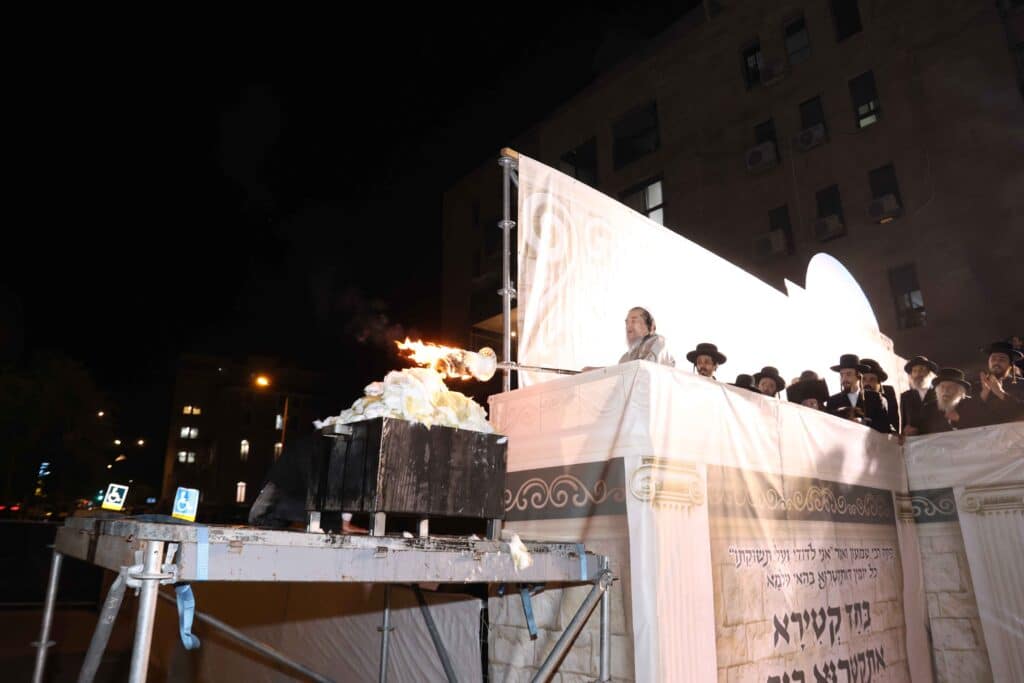 תיעוד: כשזקן רבני ברסלב העלה את האש לכבוד רשב"י