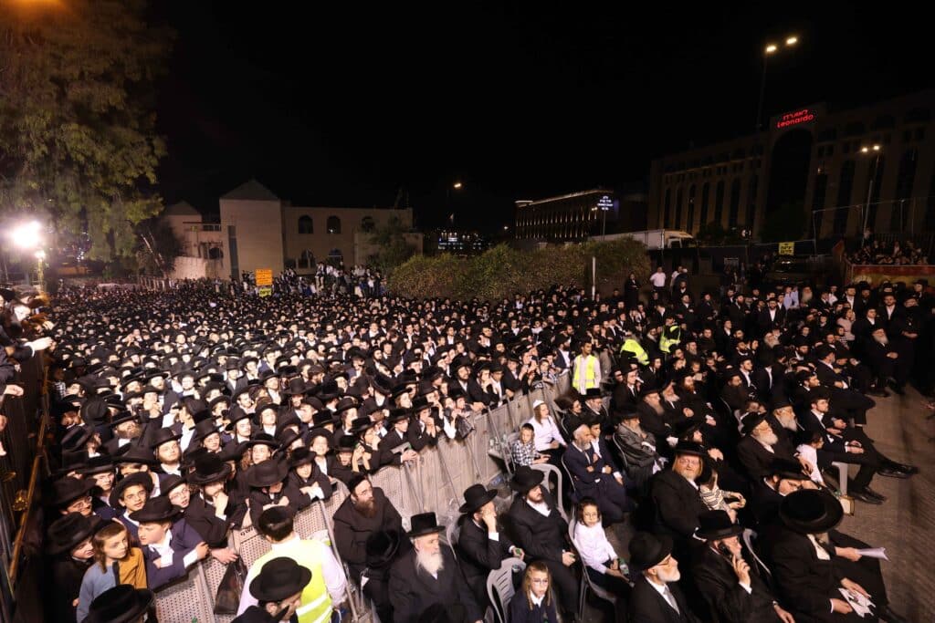 תיעוד: כשזקן רבני ברסלב העלה את האש לכבוד רשב"י