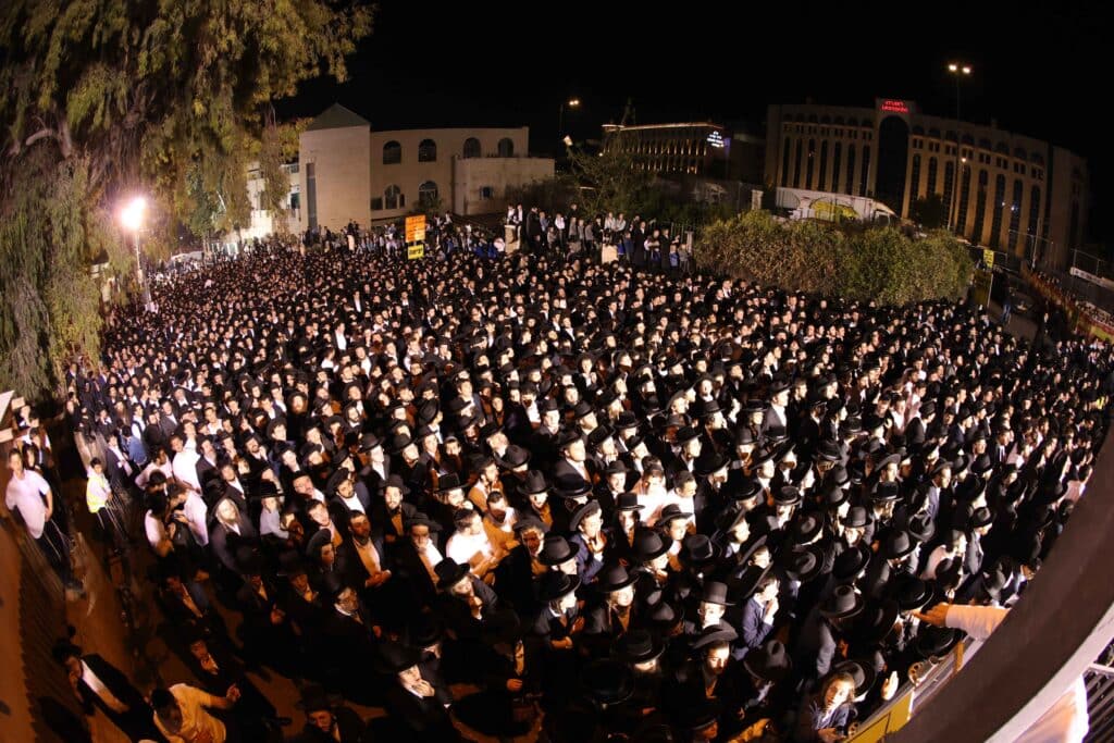 תיעוד: כשזקן רבני ברסלב העלה את האש לכבוד רשב"י