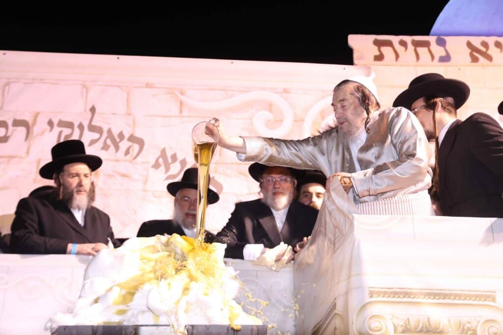 תיעוד: כשזקן רבני ברסלב העלה את האש לכבוד רשב"י