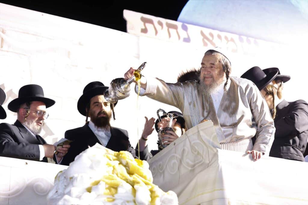 תיעוד: כשזקן רבני ברסלב העלה את האש לכבוד רשב"י