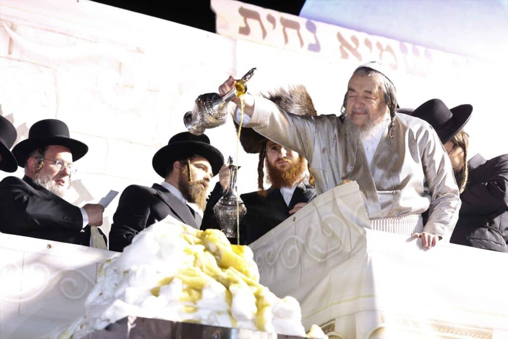 תיעוד: כשזקן רבני ברסלב העלה את האש לכבוד רשב"י