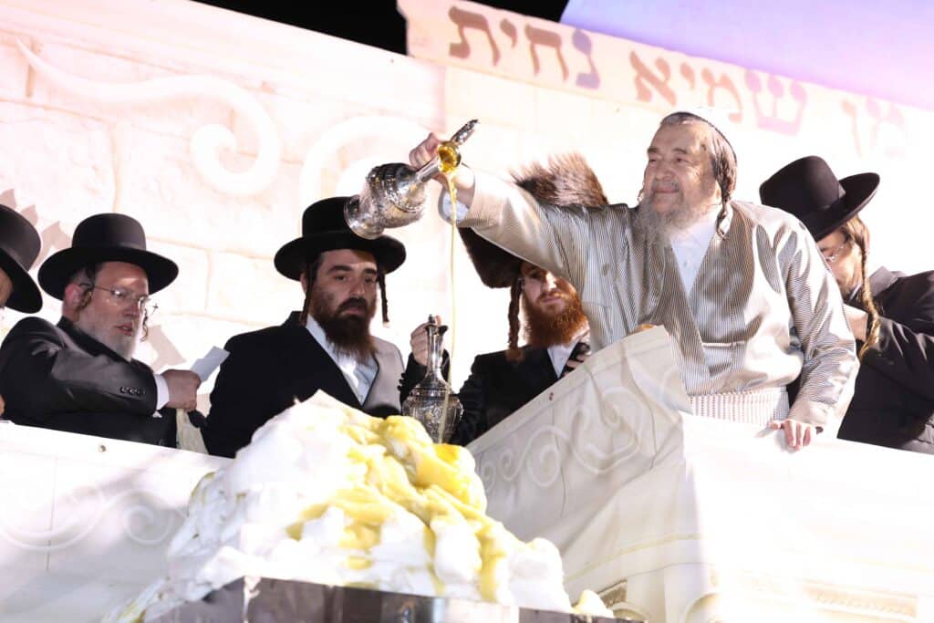 תיעוד: כשזקן רבני ברסלב העלה את האש לכבוד רשב"י