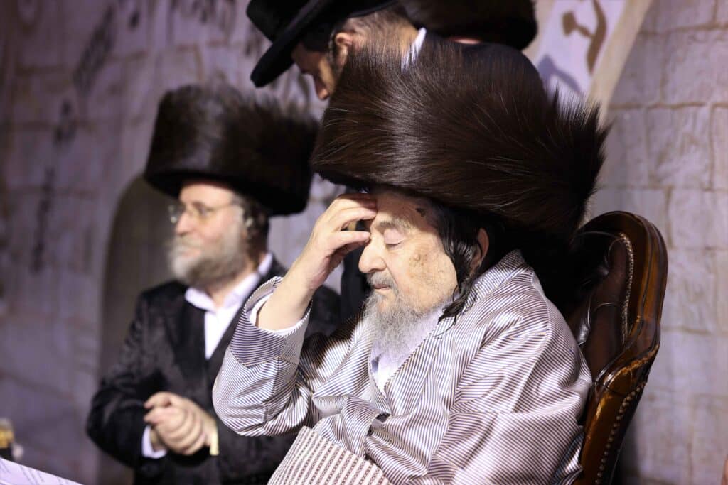 תיעוד: כשזקן רבני ברסלב העלה את האש לכבוד רשב"י