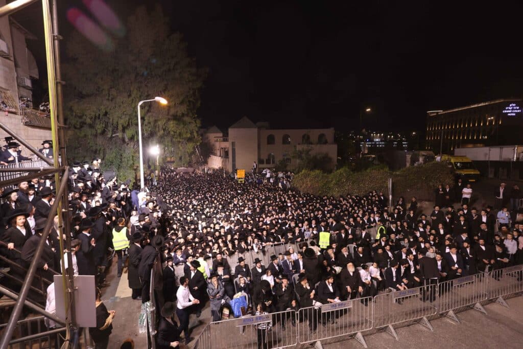 תיעוד: כשזקן רבני ברסלב העלה את האש לכבוד רשב"י