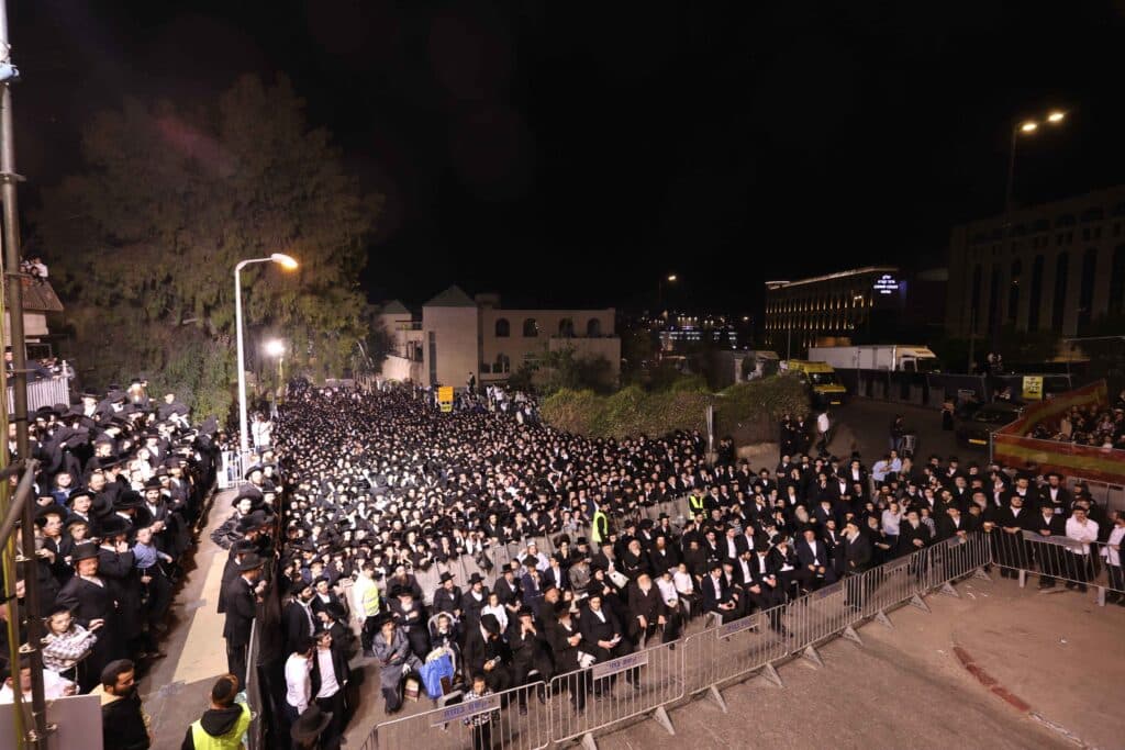 תיעוד: כשזקן רבני ברסלב העלה את האש לכבוד רשב"י