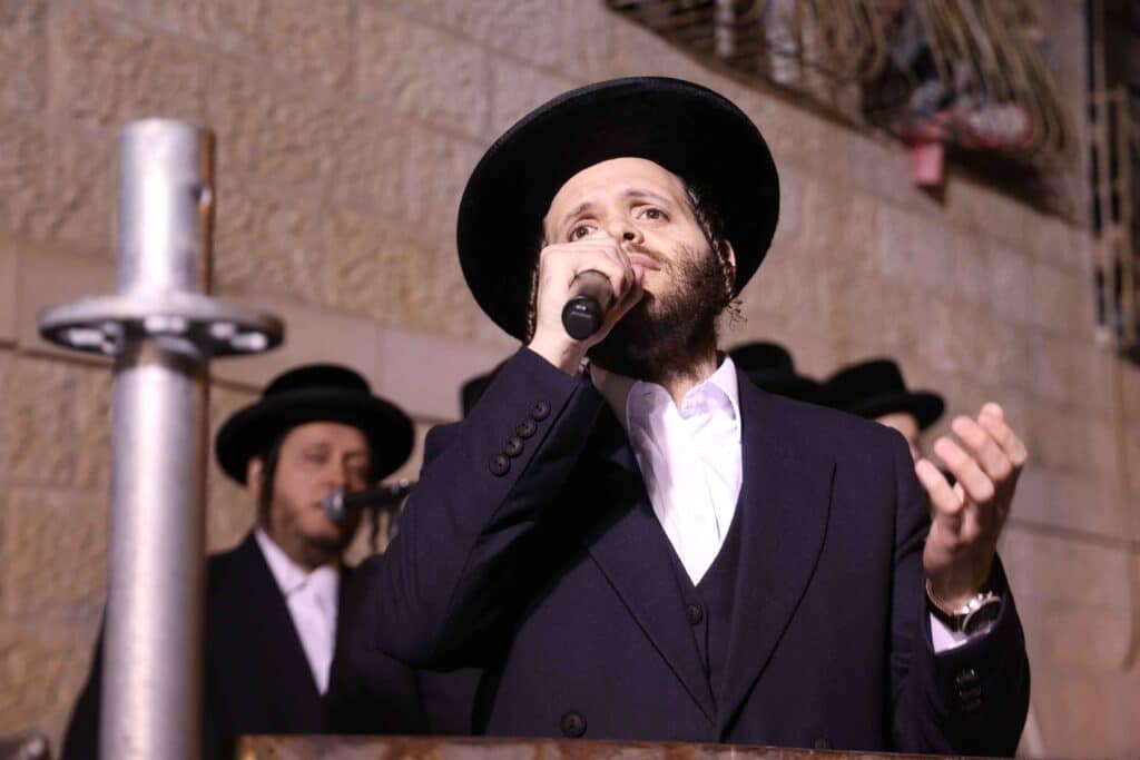 תיעוד: כשזקן רבני ברסלב העלה את האש לכבוד רשב"י