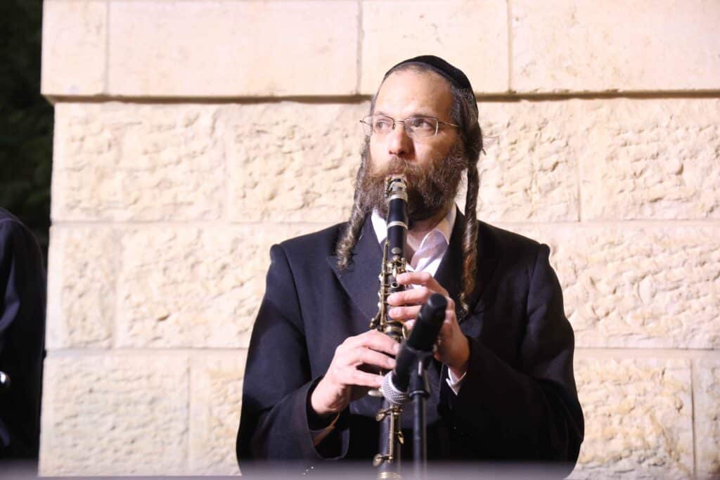 תיעוד: כשזקן רבני ברסלב העלה את האש לכבוד רשב"י