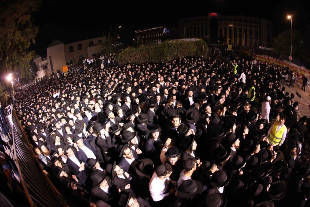 תיעוד: כשזקן רבני ברסלב העלה את האש לכבוד רשב"י