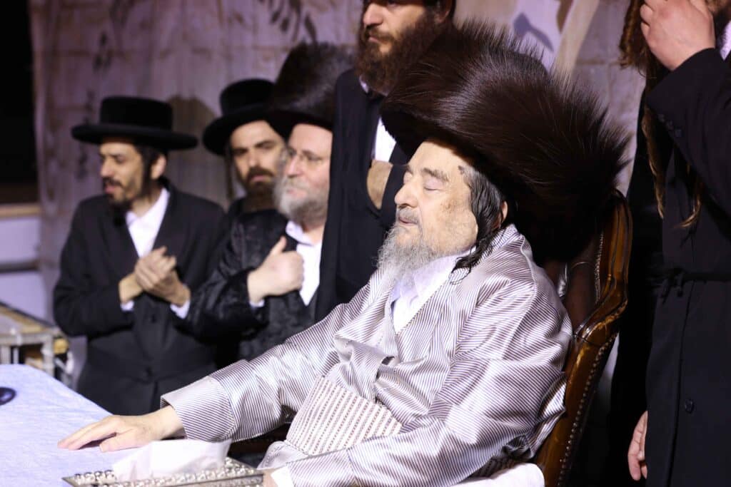 תיעוד: כשזקן רבני ברסלב העלה את האש לכבוד רשב"י