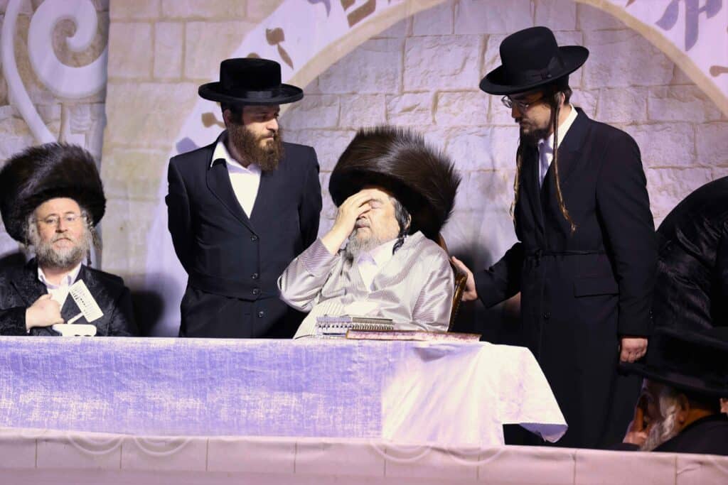 תיעוד: כשזקן רבני ברסלב העלה את האש לכבוד רשב"י