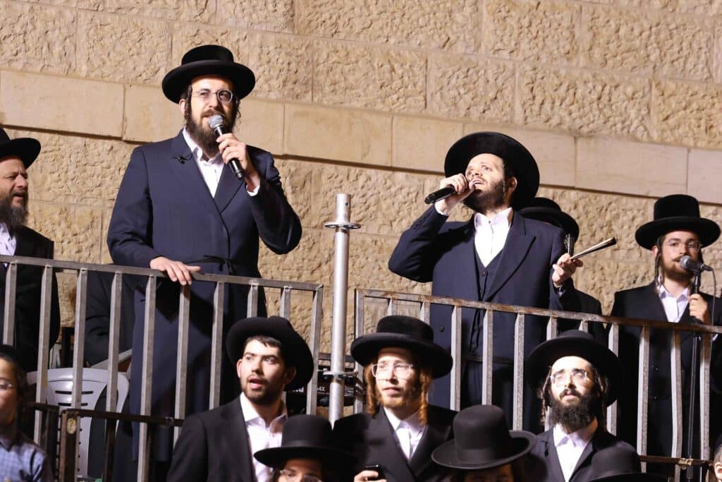 תיעוד: כשזקן רבני ברסלב העלה את האש לכבוד רשב"י