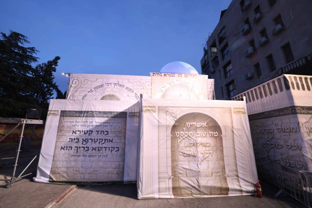 תיעוד: כשזקן רבני ברסלב העלה את האש לכבוד רשב"י