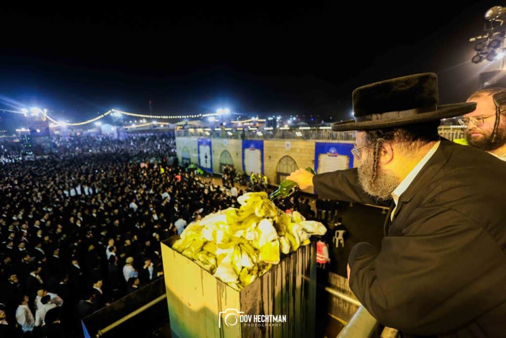 רבבות בהדלקת הענק של המשפיע הגה״צ ר׳ אלימלך בידרמן