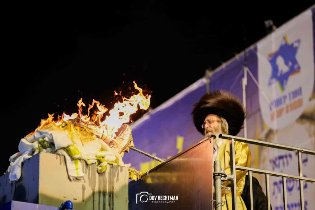 רבבות בהדלקת הענק של המשפיע הגה״צ ר׳ אלימלך בידרמן