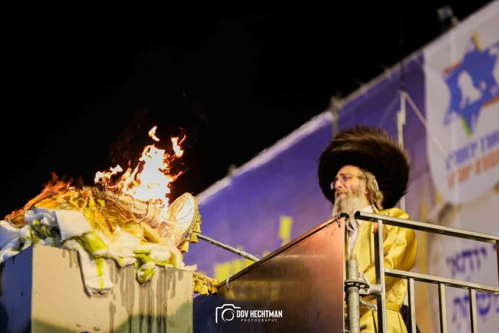 רבבות בהדלקת הענק של המשפיע הגה״צ ר׳ אלימלך בידרמן