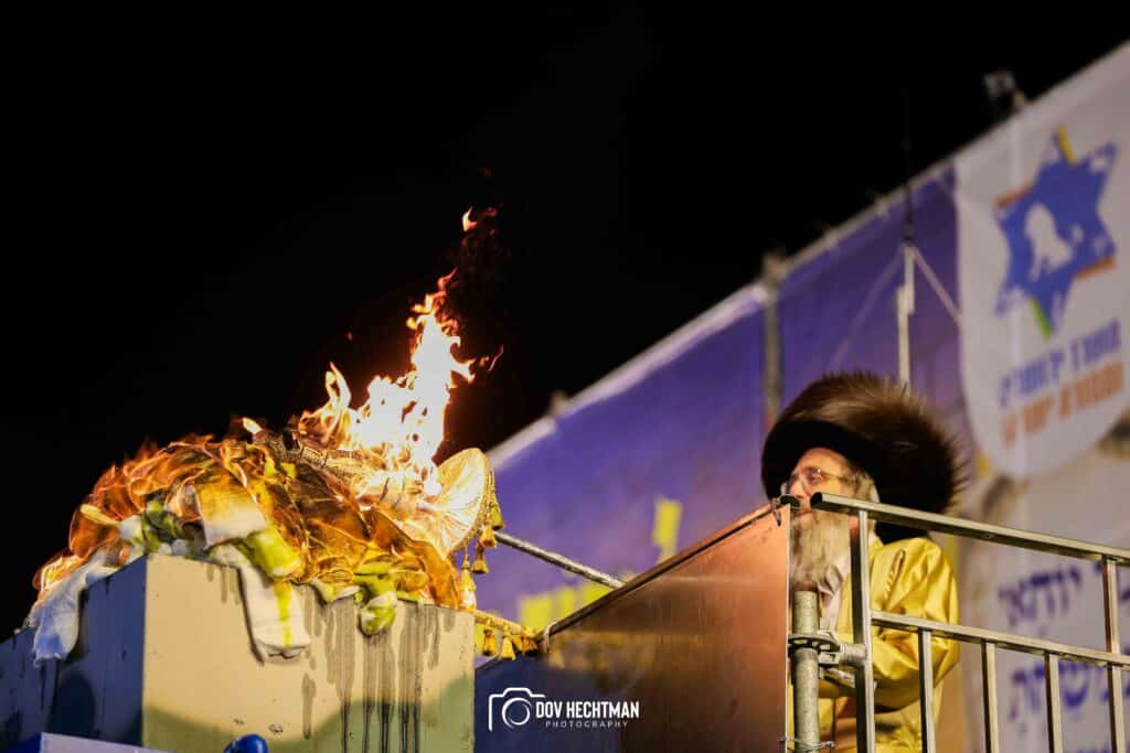 רבבות בהדלקת הענק של המשפיע הגה״צ ר׳ אלימלך בידרמן