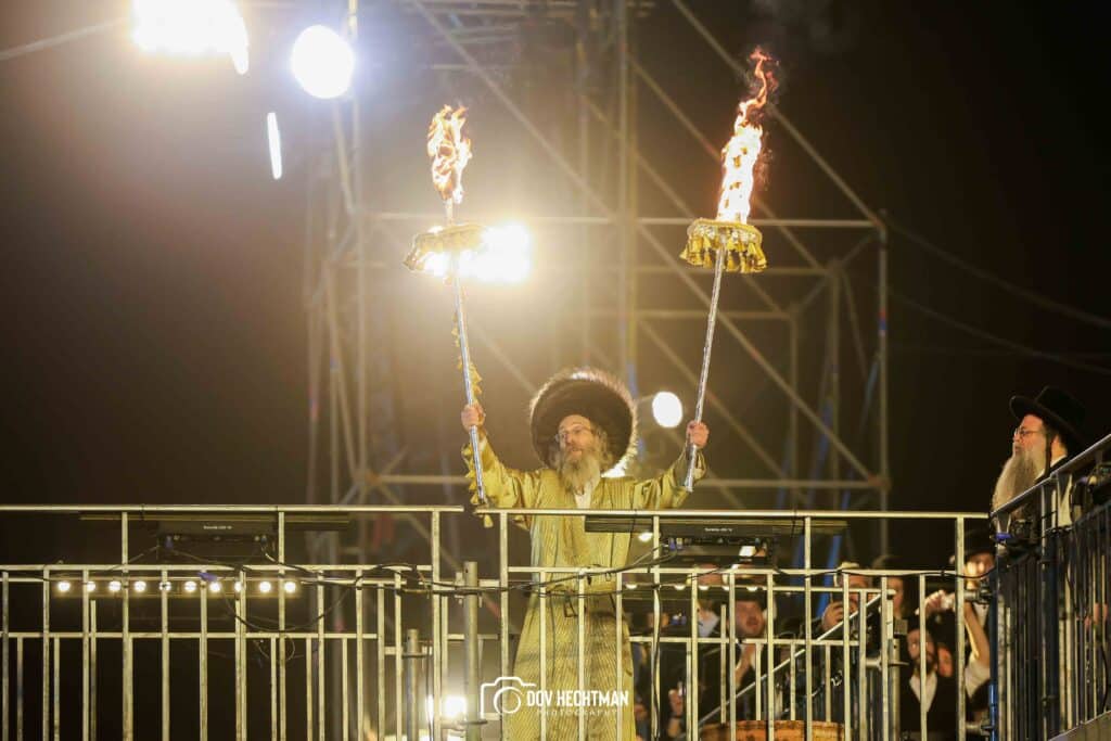 רבבות בהדלקת הענק של המשפיע הגה״צ ר׳ אלימלך בידרמן