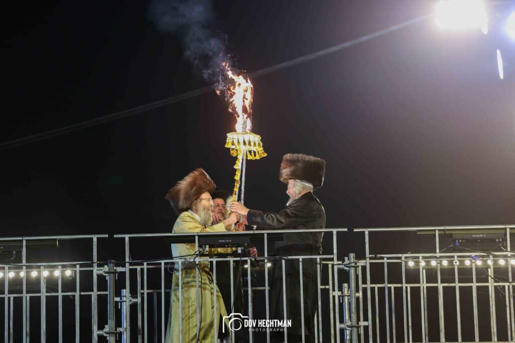 רבבות בהדלקת הענק של המשפיע הגה״צ ר׳ אלימלך בידרמן